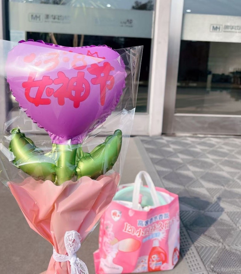 Tugann Wenling Minghua Gear Ómós dá ‘Cumhacht’: Saotharú Mná ag Bláthú le Brilliance agus Shine le Carthan na mBan